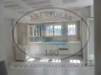Mueble de cocina en melamina color siberia, con agarraderas de Aluminio.
