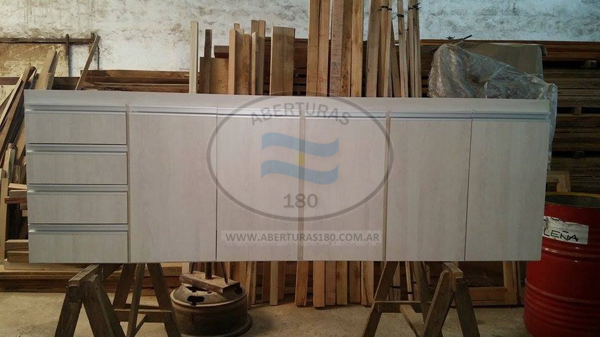 Mueble de cocina en melamina color siberia, con agarraderas de Aluminio.