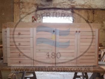 Bajo mesada puertas macizas roble.
