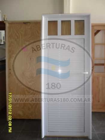 Puerta de aluminio 0.90 x 2.40 con vidrio fijo parte superior.