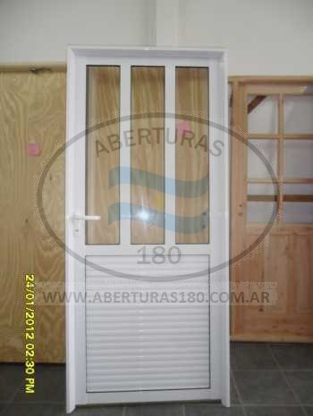 Puerta de aluminio 0.90 x 2.40 con vidrio fijo parte superior.