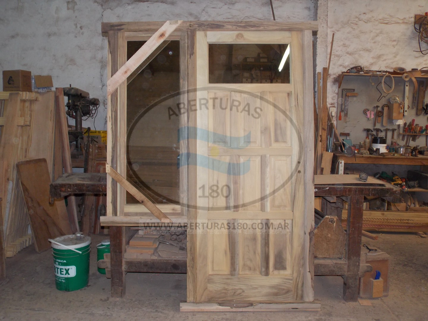 Puerta de 0.80 x 2.00 en Laurel 9 Tab., c/ vidrio espejado y Vent. Lateral c/ Postign.