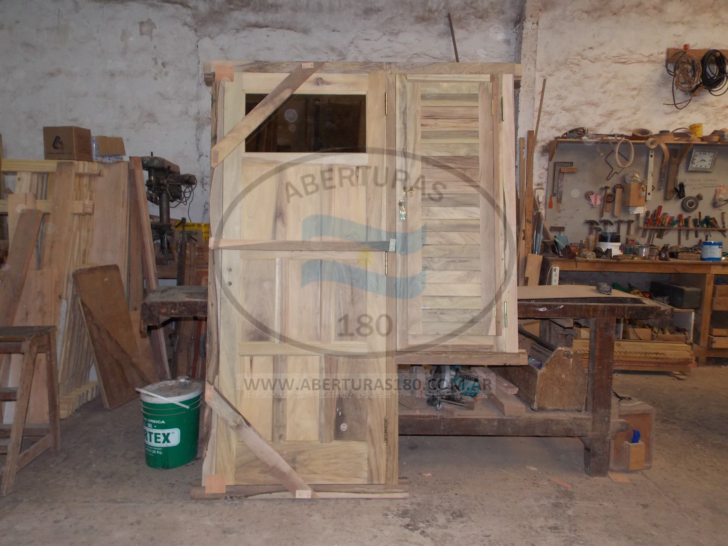 Puerta de 0.80 x 2.00 en Laurel 9 Tab., c/ vidrio espejado y Vent. Lateral c/ Postign.
