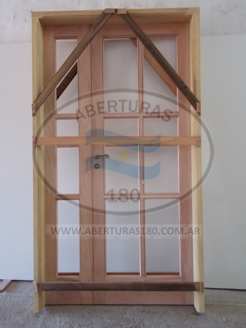 Puerta tipo balcn en cedro vidrio repartido.