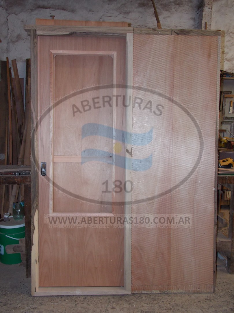 Puerta de embutir marco madera dura hoja en cedro.