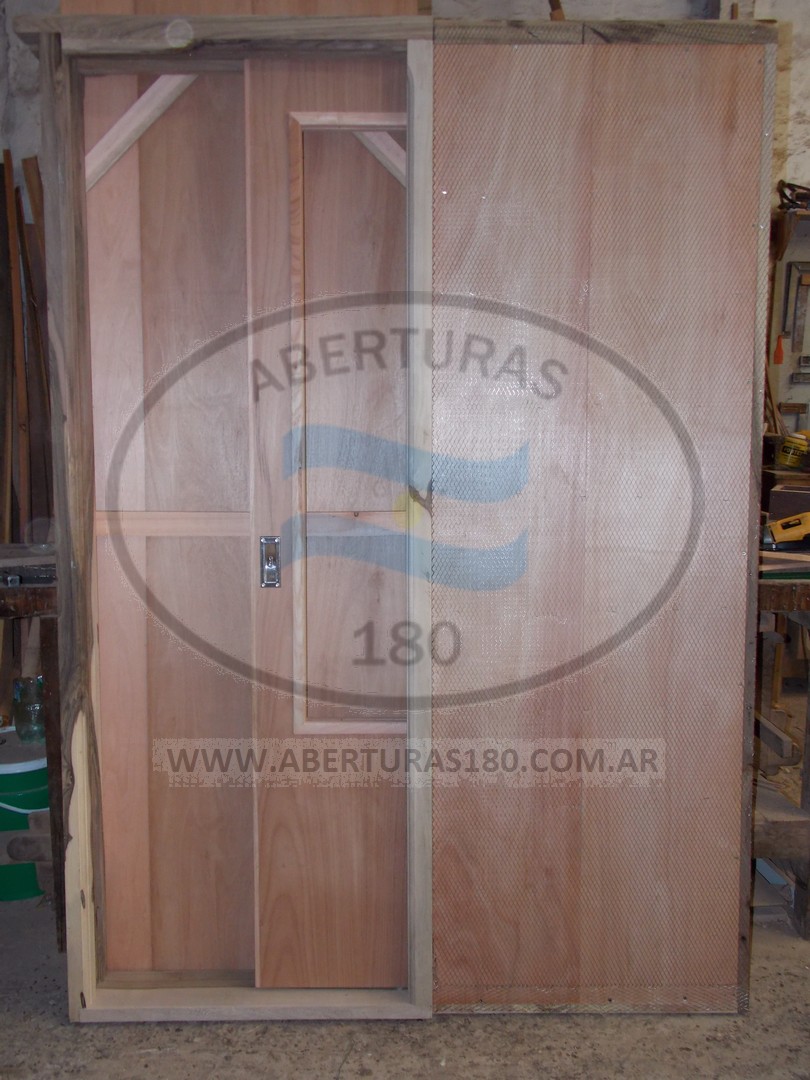Puerta de embutir marco madera dura hoja en cedro.