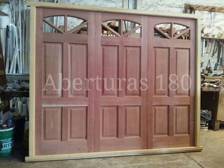 Porton 2.40 X 2.00, marco en madera dura, hojas de cedro.