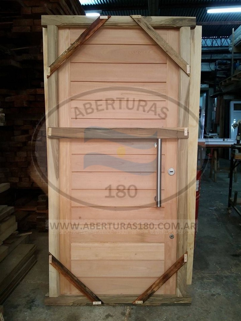 Puerta en cedro machimbrado horizontal, marco en  madera dura c/barral en acero de  0.50 cm.