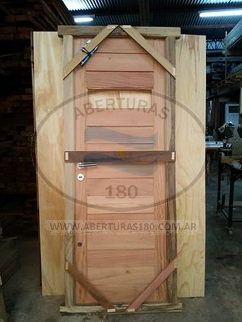 Puerta en cedro machimbrado horizontal, marco en madera dura c/manijon de acero recto.