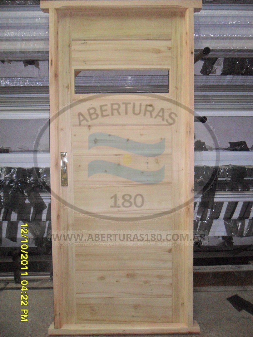 Puerta machimbre horizontal en lamo.