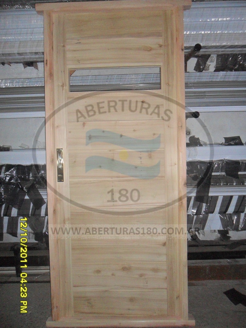 Puerta machimbre horizontal en lamo.