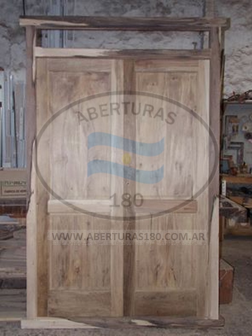 Puerta doble en laurel, 4 tableros, c/ pao fijo superior.