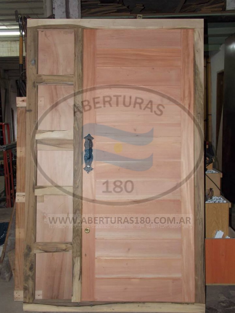 Puerta de entrada c/pao fijo lateral, marco madera dura c/hoja en Cedro machimbre horizontal.
