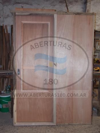 Puerta tipo balcn en cedro vidrio repartido.