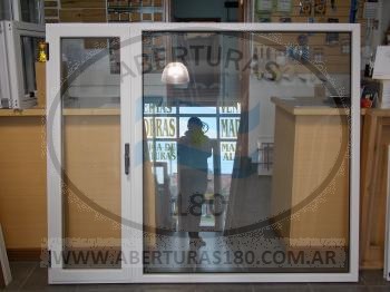 Ventana modena con vidrio fantasia y herraje tijera.