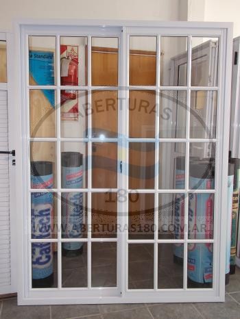 Ventana modena con vidrio fantasia y herraje tijera.
