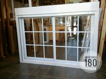 Ventana modena con vidrio fantasia y herraje tijera.