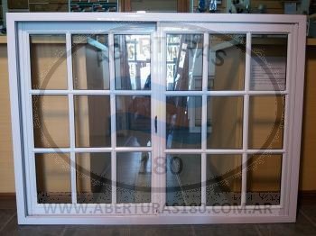 Ventana modena con vidrio fantasia y herraje tijera.
